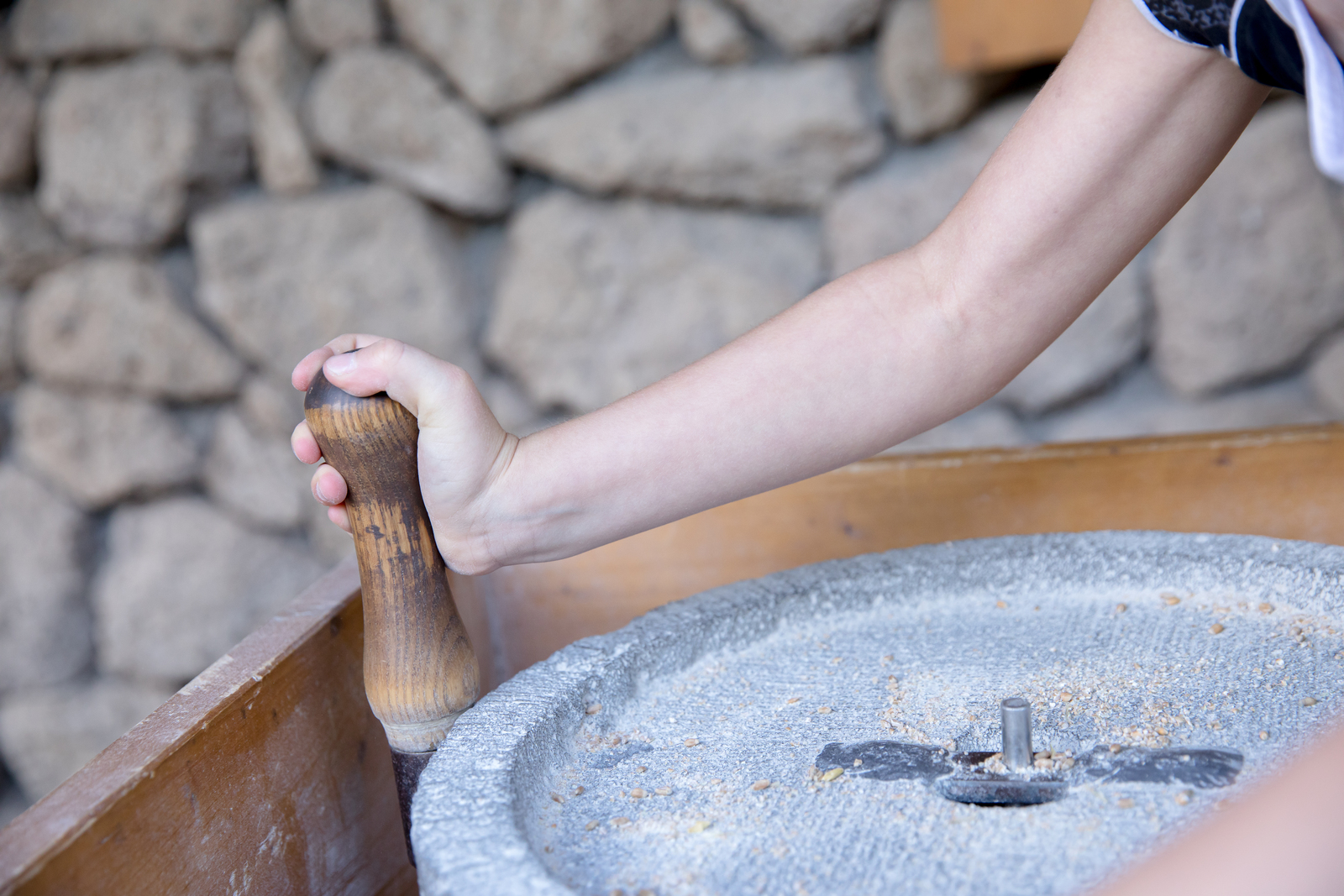 Mit solchen Handmühlen haben die römischen Legionäre einst ihr Korn zu Mehl gemahlen. (Foto: M. Christ/Vulkanpark GmbH)
