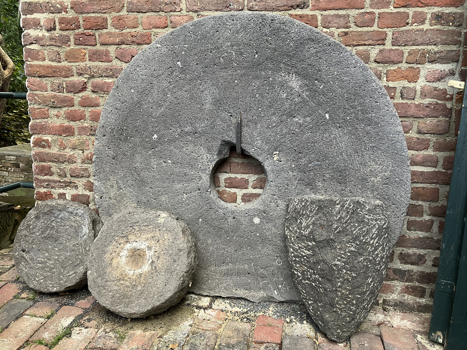 Diesen abgenutzten Mühlstein, der zweifelsfrei aus dem Mühlsteinrevier RheinEifel stammt, fand Herr Schmitz bei der Sanierung der Schrofmühle in einer Wand vermauert. 