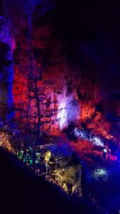 Beleuchtete Felswände